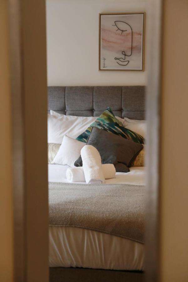 Lions Den - Zoo Accommodation Chester Extérieur photo