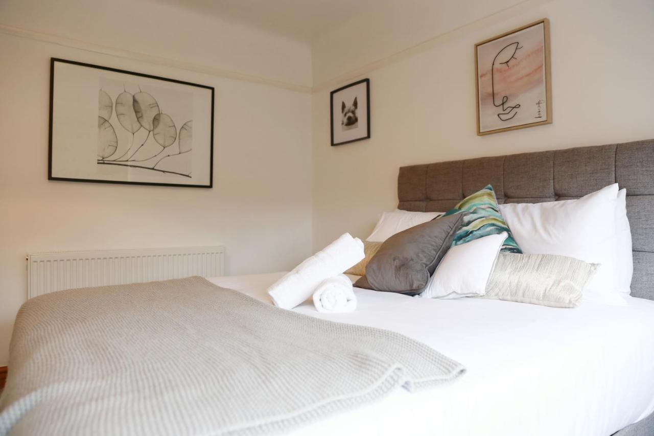 Lions Den - Zoo Accommodation Chester Extérieur photo