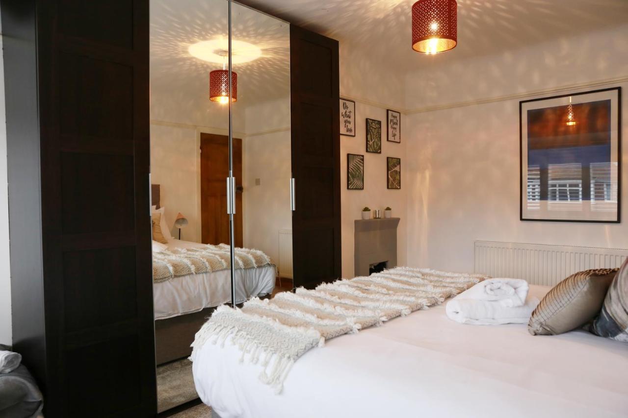 Lions Den - Zoo Accommodation Chester Extérieur photo