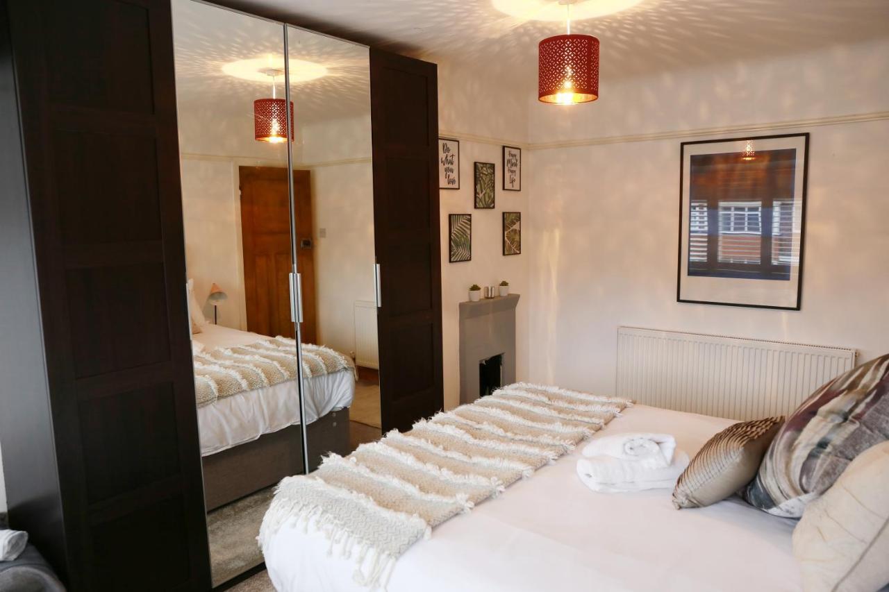 Lions Den - Zoo Accommodation Chester Extérieur photo